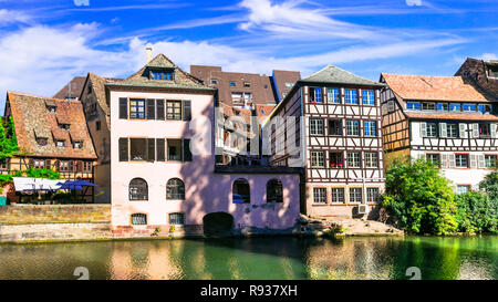 Belle vue sur la ville de Strasbourg, avec des canaux et des maisons traditionnelles,Alsace,France. Banque D'Images