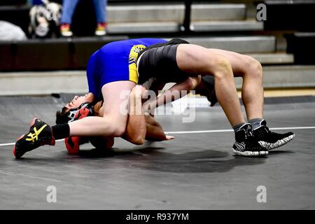 High school wrestler obtenir coincé par son adversaire. Banque D'Images