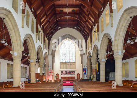 Nef de l'intérieur de St George's Church, Church Street, 34440 colombiers, Gloucestershire, Angleterre, Royaume-Uni Banque D'Images