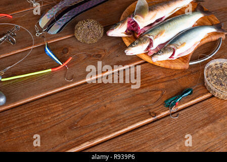 Les prises de poissons frais de la mer se trouve sur une planche à découper sur une table en bois dans la cuisine. Selective focus copy space Banque D'Images