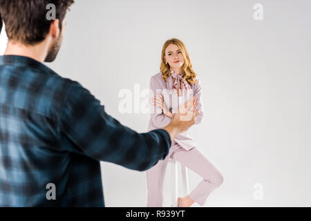 Cropped shot du photographe parlant avec beau modèle féminin en studio Banque D'Images