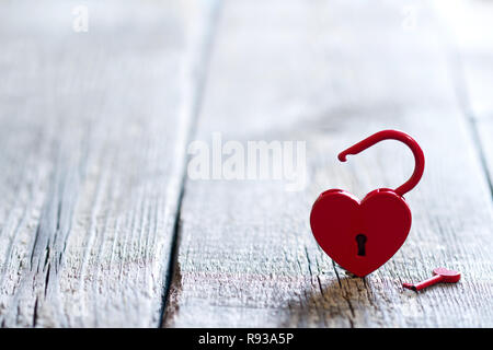Ouvrir votre coeur saint valentin amour Résumé Contexte concept avec clé et cadenas rouge sur l'espace libre en bois Banque D'Images