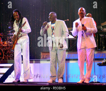 Verdine White (L), Philip Bailey (C) et Ralph Johnson avec Earth Wind and Fire effectuer en concert à l'amphithéâtre du parc Mizner à Boca Raton, Floride le 27 avril 2007. Banque D'Images