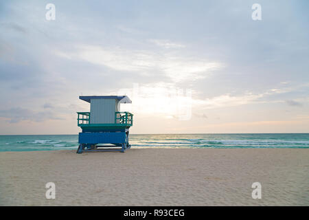 Cabine de plage surveillée vide au lever du soleil. Une seule cabine sur la plage vide. Banque D'Images