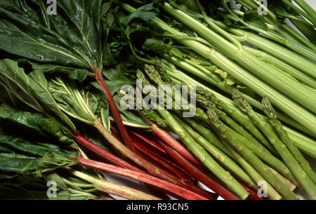 La rhubarbe fraîchement récoltés, les asperges et le céleri Banque D'Images