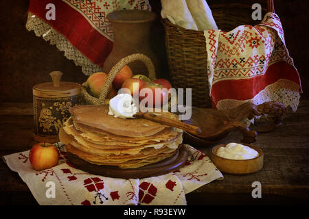 La vie toujours avec des crêpes, de la crème fraîche et les pommes. Maslenitsa Banque D'Images