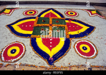 rangoli ; peinture sur sable ; peintures sur sable ; art ; artisanat; couleur ; couleurs ; couleur ; couleurs ; couleur; coloré ; poudre; Banque D'Images