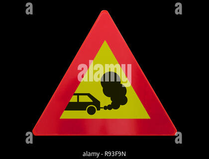 Signe de la circulation des gaz d'échappement - isolé - sur noir Banque D'Images