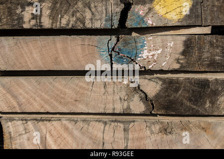 Les planches de bois colorés à la peinture, les planches de bois empilé, conseil en bois naturel Banque D'Images