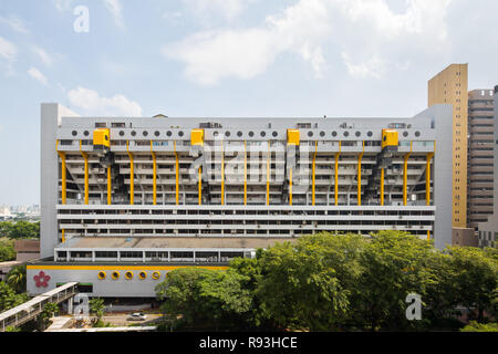 Façade du complexe Golden Mile, également une architecture brutaliste. Situé le long de la Beach Road, Singapore. Banque D'Images