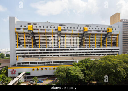 Façade du complexe Golden Mile, également une architecture brutaliste. Situé le long de la Beach Road, Singapore. Banque D'Images