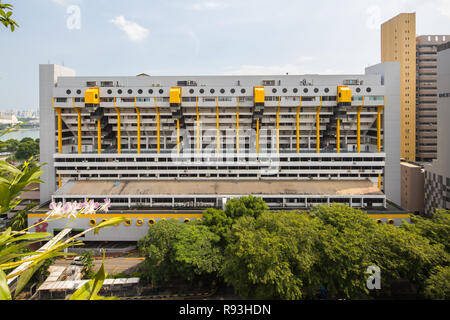 Façade du complexe Golden Mile, également une architecture brutaliste. Situé le long de la Beach Road, Singapore. Banque D'Images