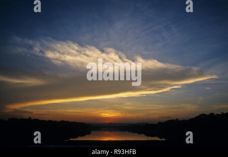 Coucher du soleil à Mula, rivière Mutha Pune, Maharashtra, Inde Banque D'Images