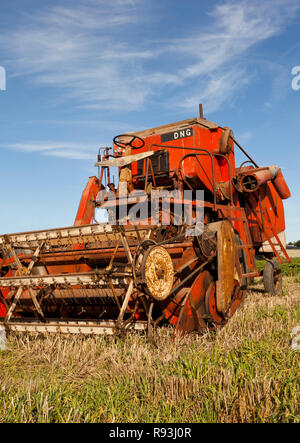 Un vieux millésime 1963 Allis Chalmers Gleaner combine harvester Banque D'Images