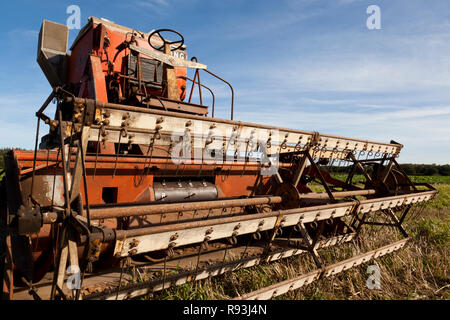 Un vieux millésime 1963 Allis Chalmers Gleaner combine harvester Banque D'Images