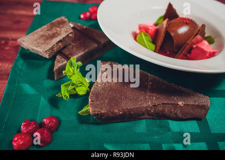 Brownies cheesecake avec la sauce aux cerises, selective focus Banque D'Images