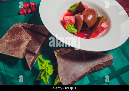 Brownies cheesecake avec la sauce aux cerises, selective focus Banque D'Images