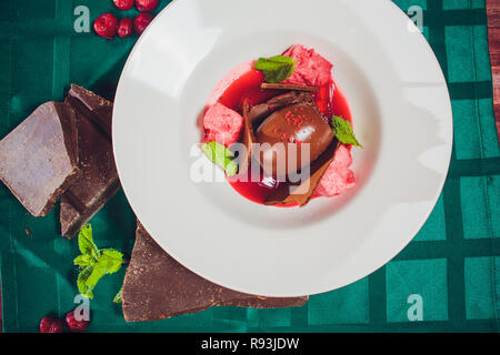 Brownies cheesecake avec la sauce aux cerises, selective focus Banque D'Images