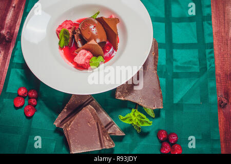 Brownies cheesecake avec la sauce aux cerises, selective focus Banque D'Images