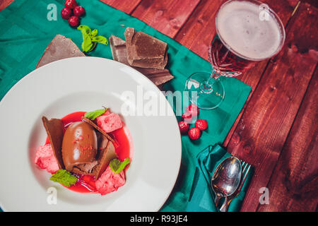 Brownies cheesecake avec la sauce aux cerises, selective focus Banque D'Images