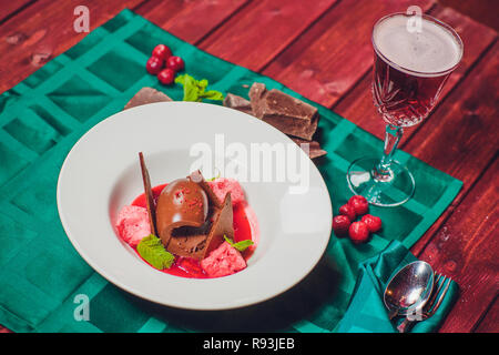 Brownies cheesecake avec la sauce aux cerises, selective focus Banque D'Images