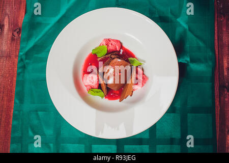 Brownies cheesecake avec la sauce aux cerises, selective focus Banque D'Images