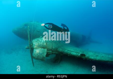 À l'apnéiste plane wreck Douglas DC-3 'dakota', Mer Méditerranée, Kas, Kaş, Turquie Banque D'Images