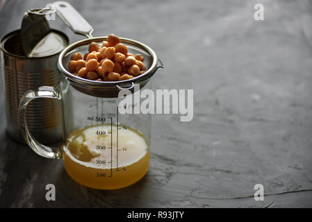 L'eau des pois chiches. aquafaba Remplacement d'oeufs. Concept Vegan Banque D'Images