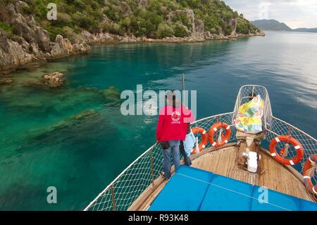 Les touristes en location à la recherche dans les ruines de la ville engloutie de Kekova, Turquie Banque D'Images