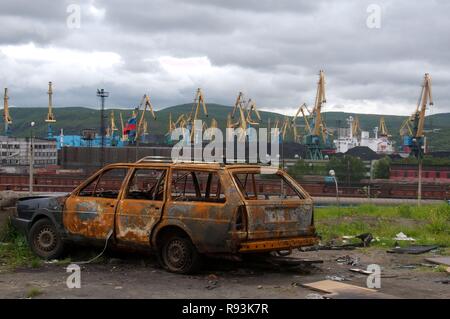 À côté d'une voiture de la ferraille de fer, péninsule de Kola, Kolsky, oblast de Mourmansk, Russie Banque D'Images