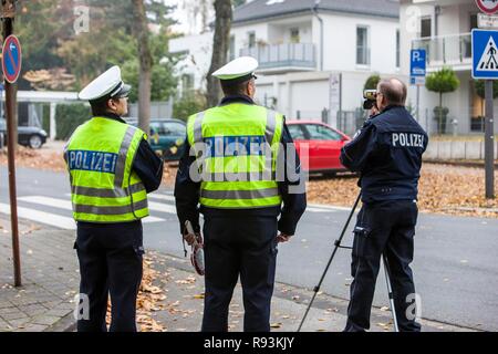 Les policiers l'exploitation d'un pistolet laser, vitesse des contrôles de vitesse en Rhénanie du Nord-Westphalie, le 24.10.2012, Recklinghausen Banque D'Images