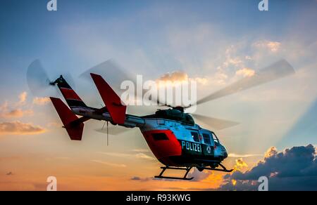 Hélicoptère de Police type BK 117 décoller pour un vol opérationnel, de la police de l'Escadron volant NRW, Rhénanie du Nord-Westphalie, Allemagne Banque D'Images