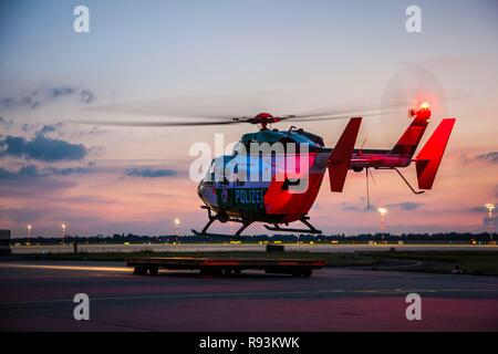 Hélicoptère de Police type BK 117 décoller pour un vol opérationnel, de la police de l'Escadron volant NRW, Rhénanie du Nord-Westphalie, Allemagne Banque D'Images