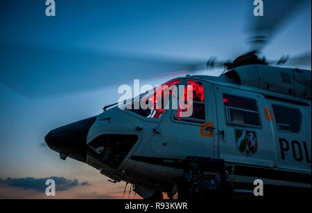 Hélicoptère de Police type BK 117 décoller pour un vol opérationnel, de la police de l'Escadron volant NRW, Rhénanie du Nord-Westphalie, Allemagne Banque D'Images