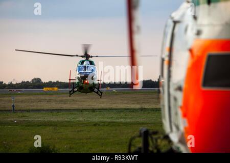 Hélicoptère de Police type BK 117 décoller pour un vol opérationnel, de la police de l'Escadron volant NRW, Rhénanie du Nord-Westphalie, Allemagne Banque D'Images