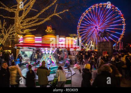 Foire de Noël, grande roue et carrousel sur Burgplatz, Kettwiger Strasse, à la zone piétonne dans le centre de Essen, Essen Banque D'Images