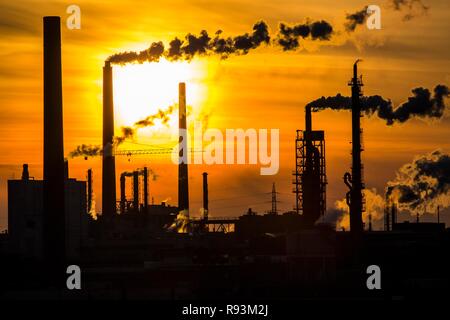 Usine de Sachtleben Chemie GmbH, un fabricant de produits chimiques de spécialité, sur le Rhin, au coucher du soleil, Homberg Banque D'Images