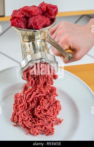 Moulin de broyage de viande, de viandes fraîches dans la viande hachée Banque D'Images