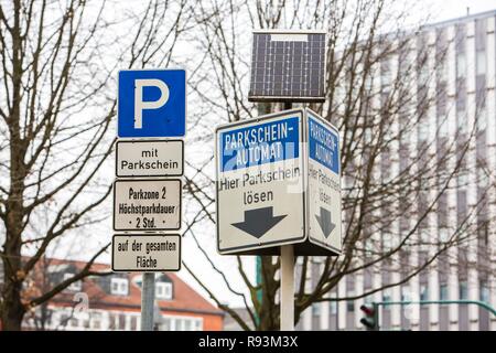 Ticket de parking solaire distributeur automatique, un parking public du centre-ville, Essen, Rhénanie du Nord-Westphalie, Allemagne Banque D'Images