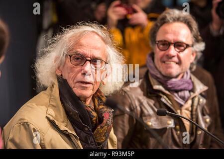 L'artiste Christo, gauche, avec le directeur du projet Wolfgang Volz, conférence de presse à l'ouverture de l'exposition de la Banque D'Images