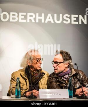 L'artiste Christo, gauche, avec le directeur du projet Wolfgang Volz, conférence de presse à l'ouverture de l'exposition de la Banque D'Images