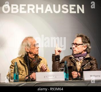 L'artiste Christo, gauche, avec le directeur du projet Wolfgang Volz, conférence de presse à l'ouverture de l'exposition de la Banque D'Images