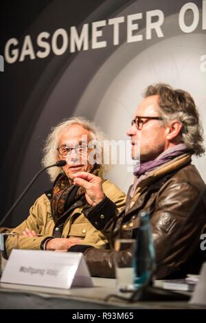 L'artiste Christo, gauche, avec le directeur du projet Wolfgang Volz, conférence de presse à l'ouverture de l'exposition de la Banque D'Images