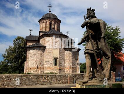 Eglise princière de Curtea de Arges Saint Nicolas avec une statue d'Basarabs, Walachei, Roumanie Banque D'Images