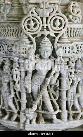 Les figures de marbre blanc délicatement sculptés à l'intérieur d'un temple indien Banque D'Images