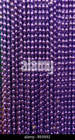 De nombreuses perles violet partie neacklaces pour des célébrations ou d'arrière-plan. Macro close up à la verticale Banque D'Images