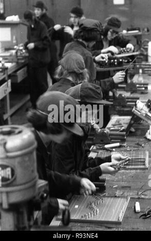 Dans l'atelier de formation de l'Hoesch AG à Dortmund les apprentis sont formés dans différentes professions. 6 août 1974. Dans le monde d'utilisation | Banque D'Images