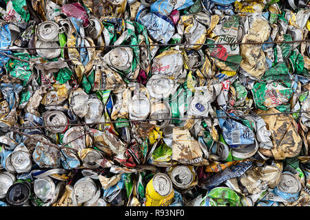 Minsk, Belarus - Octobre 2018 : cube pressé pile de boîtes de jus et de la bière. Notion de danger pour l'environnement, des déchets réutilisables. Close up de texture. Banque D'Images