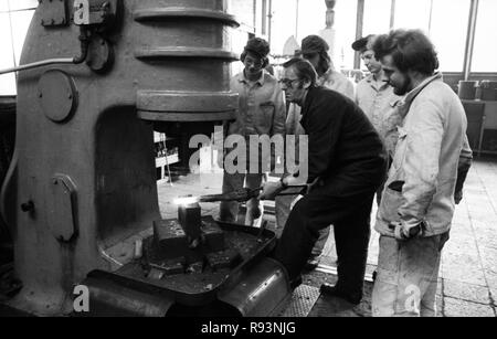 Dans l'atelier de formation de l'Hoesch AG à Dortmund les apprentis sont formés dans différentes professions. 6 août 1974. Dans le monde d'utilisation | Banque D'Images