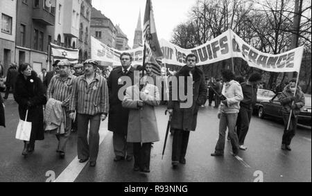 Au cours du procès le 31 janvier 1980 à la Cour régionale de Cologne, les Juifs français et allemands victimes du nazisme montrent pour une déclaration de culpabilité de l'accusé Kurt Lischka, l'ancien chef de la Gestapo de Paris. Dans le monde d'utilisation | Banque D'Images